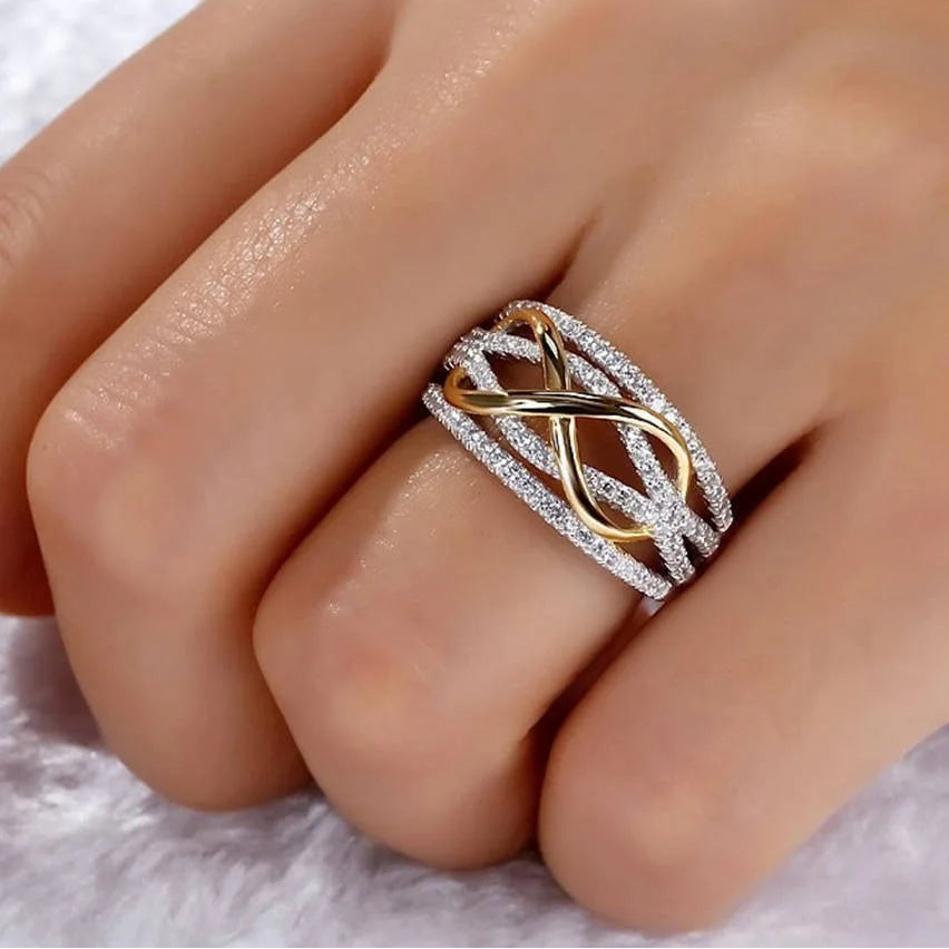 خاتم إنفينيتي لوف من الفضة عيار 925 – تصميم مرصع بالزركون المكعب وعقدة فيونكة.