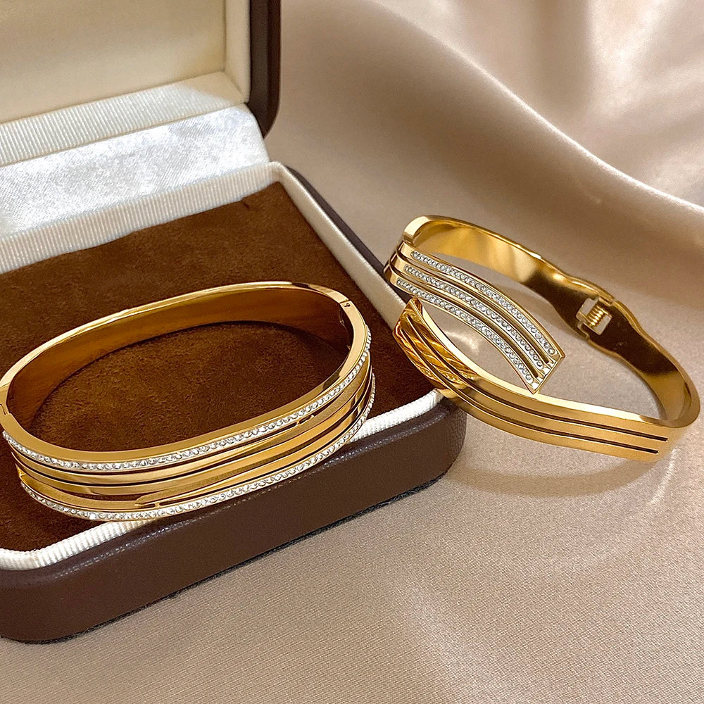 سوار نسائي عصري من الفولاذ المقاوم للصدأ بتصميم هندسي غير منتظم، مرصع بأحجار الراين باللون الذهبي، مقاوم للماء، مجوهرات