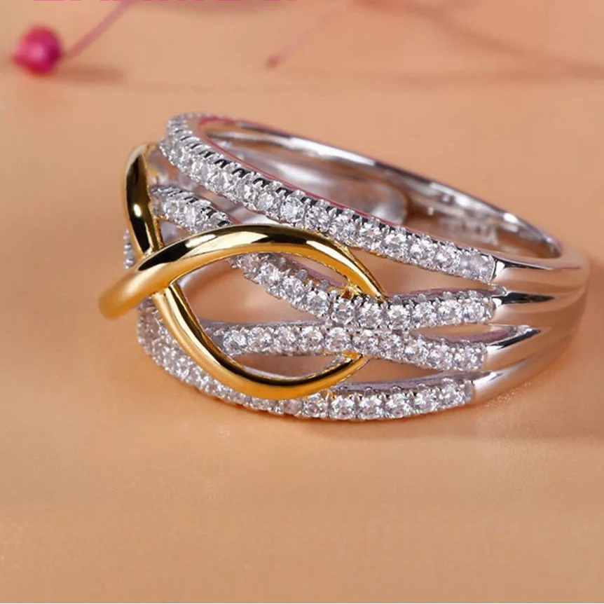 خاتم إنفينيتي لوف من الفضة عيار 925 – تصميم مرصع بالزركون المكعب وعقدة فيونكة.