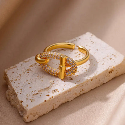 خاتم من الفولاذ المقاوم للصدأ على شكل بيضاوي من الزركون المجوف.