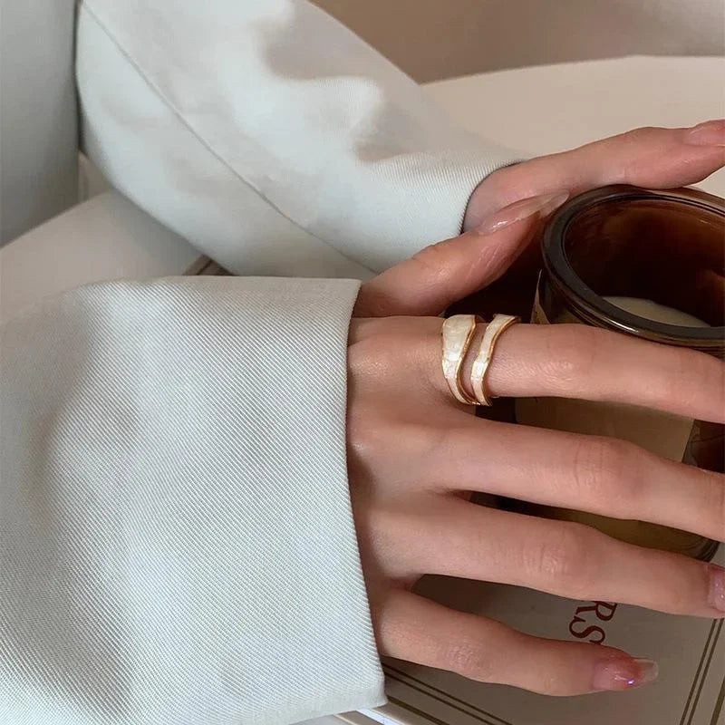 خاتم هندسي قابل للتعديل من المينا الأبيض العتيق - هدية أنيقة للنساء.