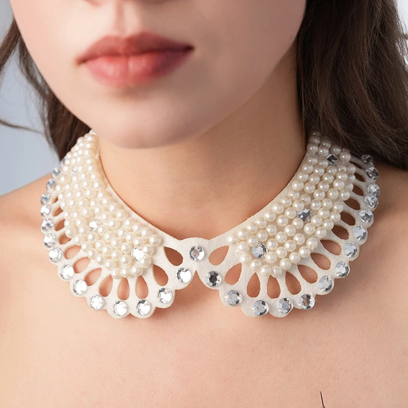 قلادة شريطية مزينة بالدانتيل ومزينة بخرز اللؤلؤ - مجوهرات زفاف أنيقة للنساء.