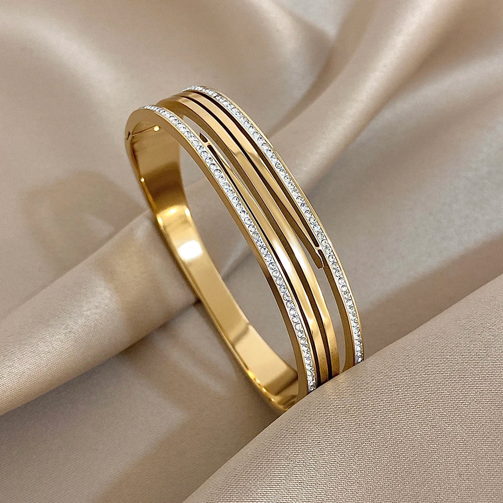 سوار نسائي عصري من الفولاذ المقاوم للصدأ بتصميم هندسي غير منتظم، مرصع بأحجار الراين باللون الذهبي، مقاوم للماء، مجوهرات