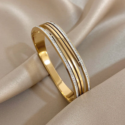 سوار نسائي عصري من الفولاذ المقاوم للصدأ بتصميم هندسي غير منتظم، مرصع بأحجار الراين باللون الذهبي، مقاوم للماء، مجوهرات