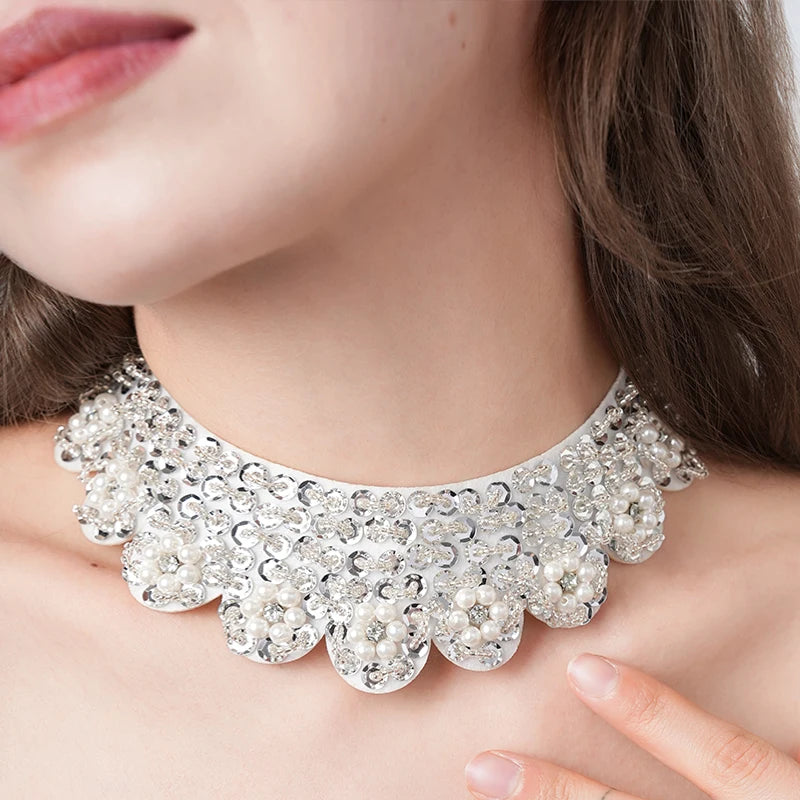 قلادة شريطية مزينة بالدانتيل ومزينة بخرز اللؤلؤ - مجوهرات زفاف أنيقة للنساء.