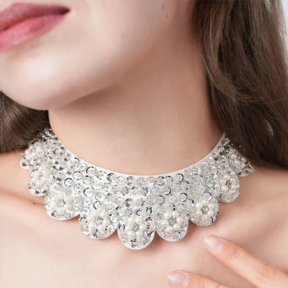 قلادة شريطية مزينة بالدانتيل ومزينة بخرز اللؤلؤ - مجوهرات زفاف أنيقة للنساء.